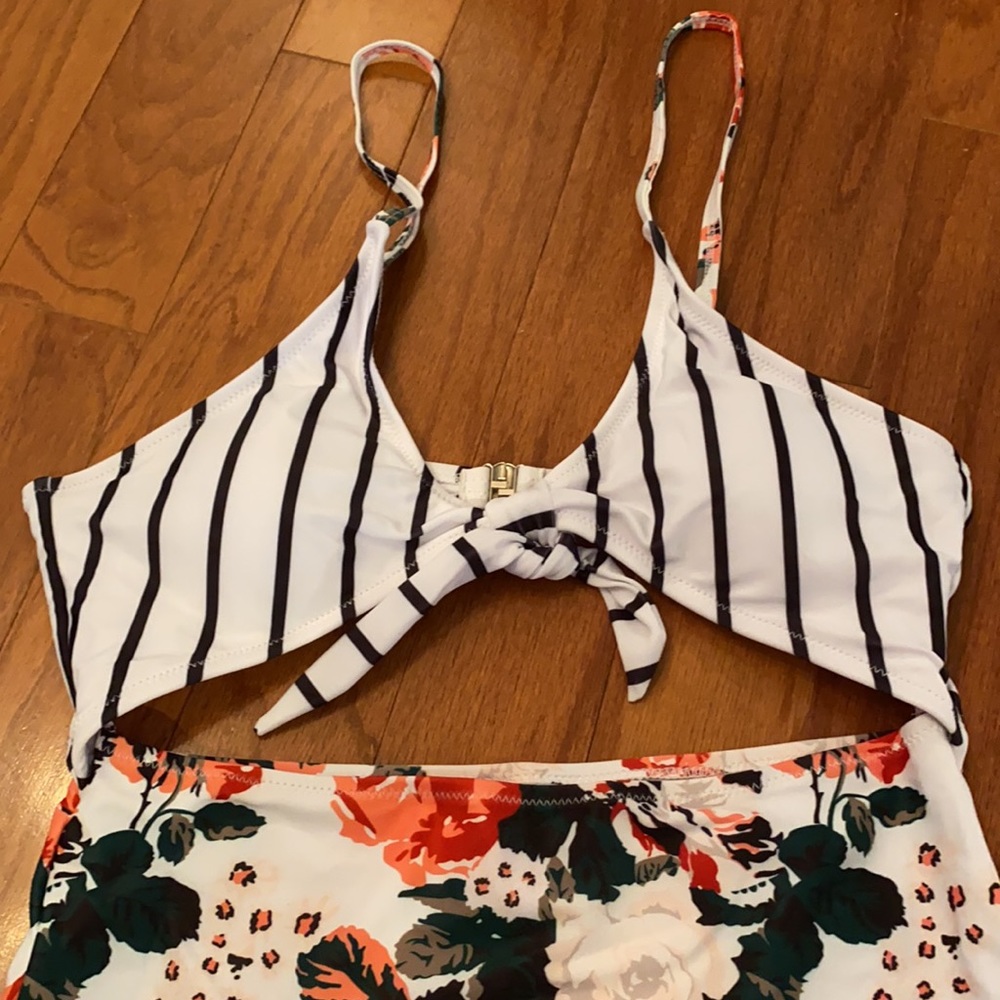 Bathing suit - Picture 2 of 4